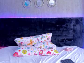 See Kamileblake online Now @ g18.cam